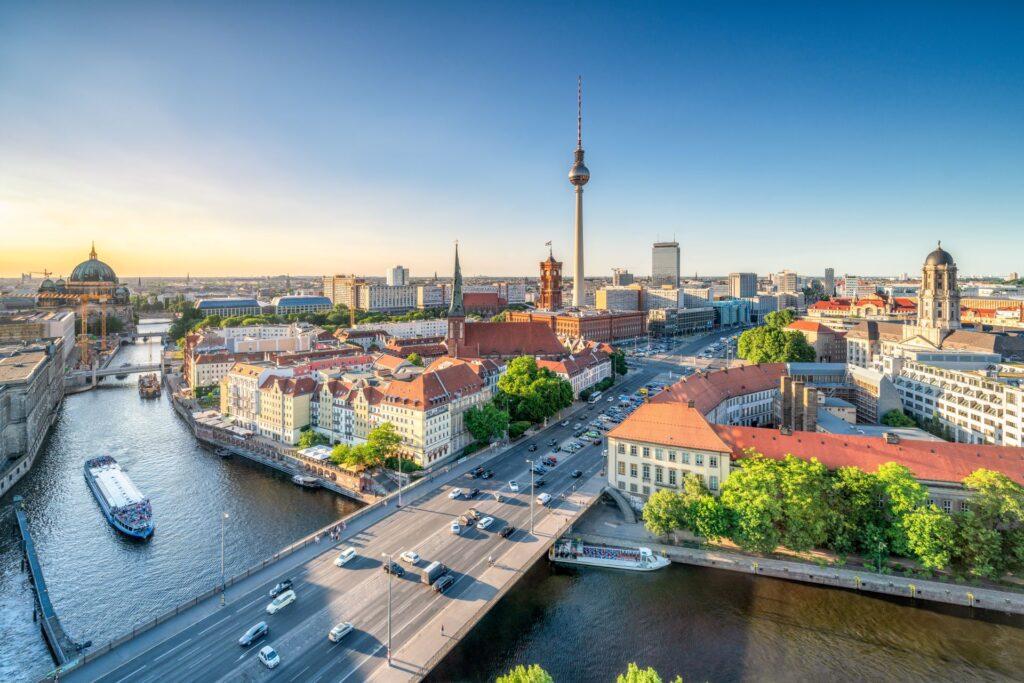 Luftaufnahme mit Blick auf Berliner Fernsehturm, Spree und Innenstadt – perfekter Ausgangspunkt für Erlebnisse und Escort Berlin
