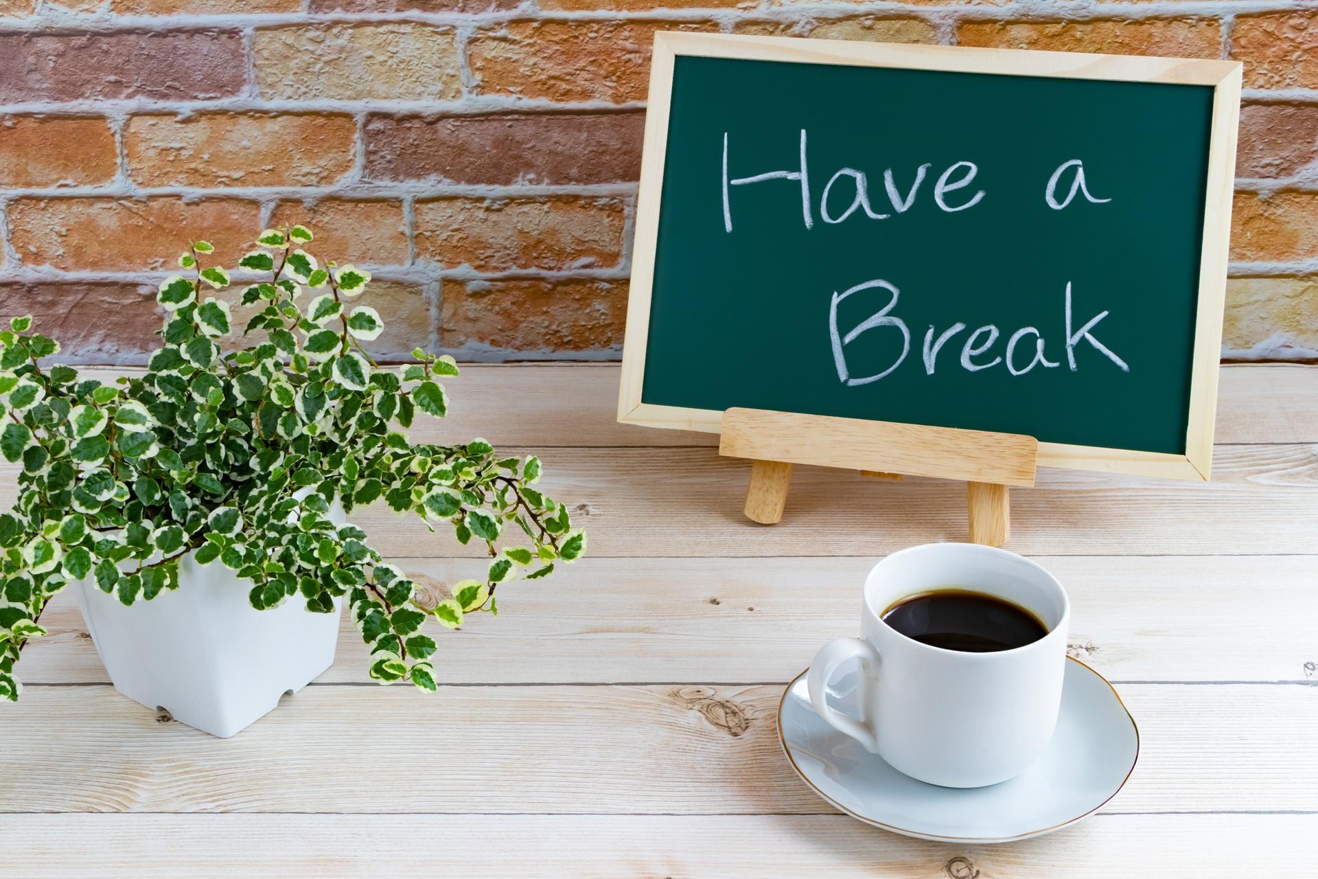 Tasse Kaffee vor Tafel mit Have a Break | german flavours