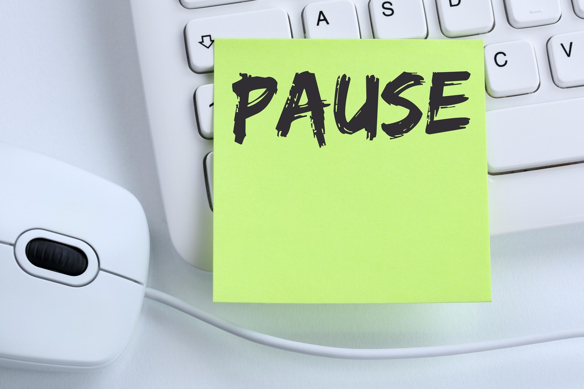 Grünes Post-it mit Pause auf Tastatur | german flavours