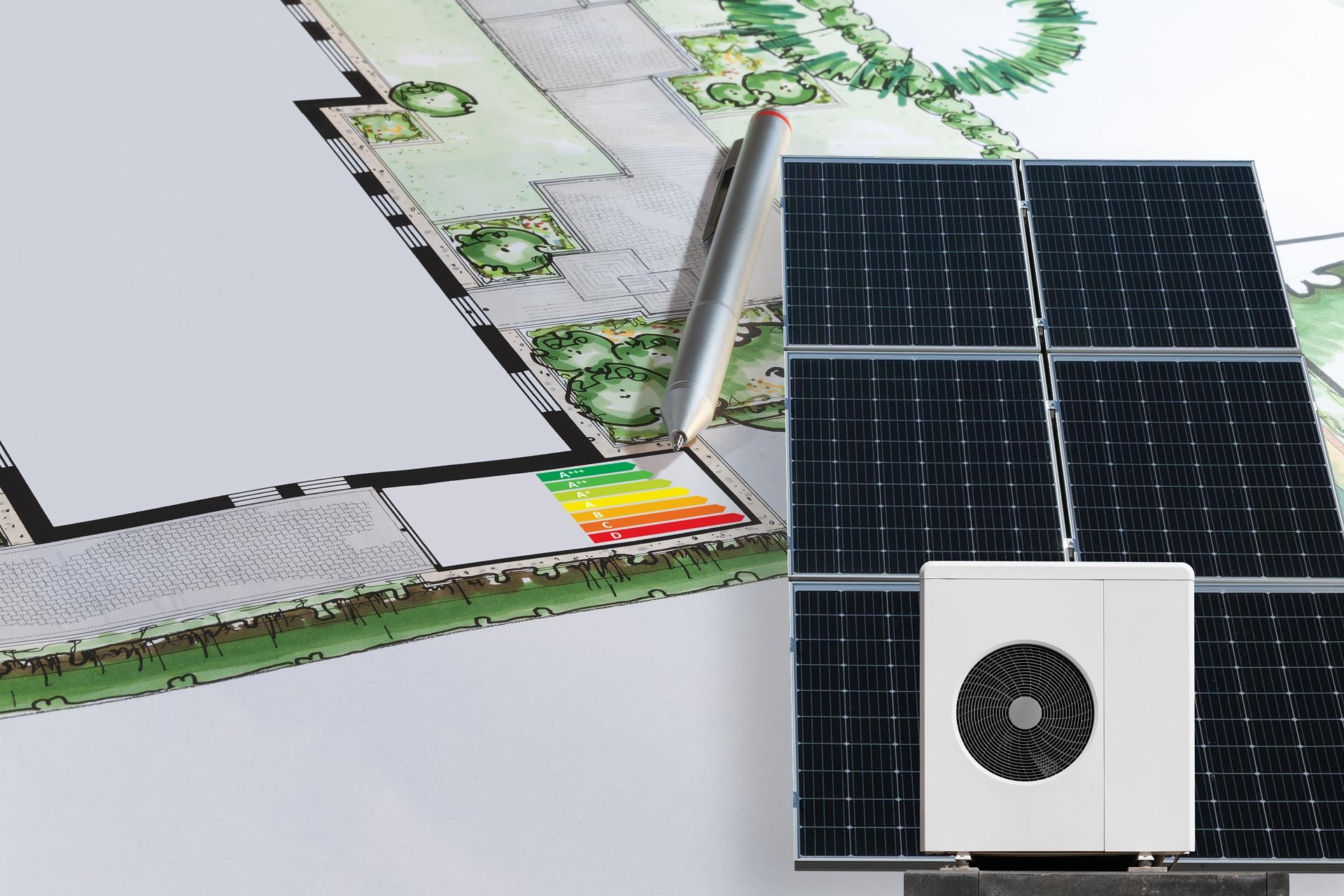 Bauplan mit Solarpanel und Energieeffizienzskala auf Schreibtisch | Terrassenüberdachung